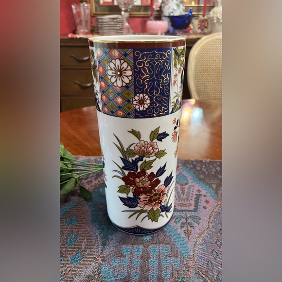 White Modernist Rippled or Crocodile Textured 11” Vase or Decor - Picture 4 of 11